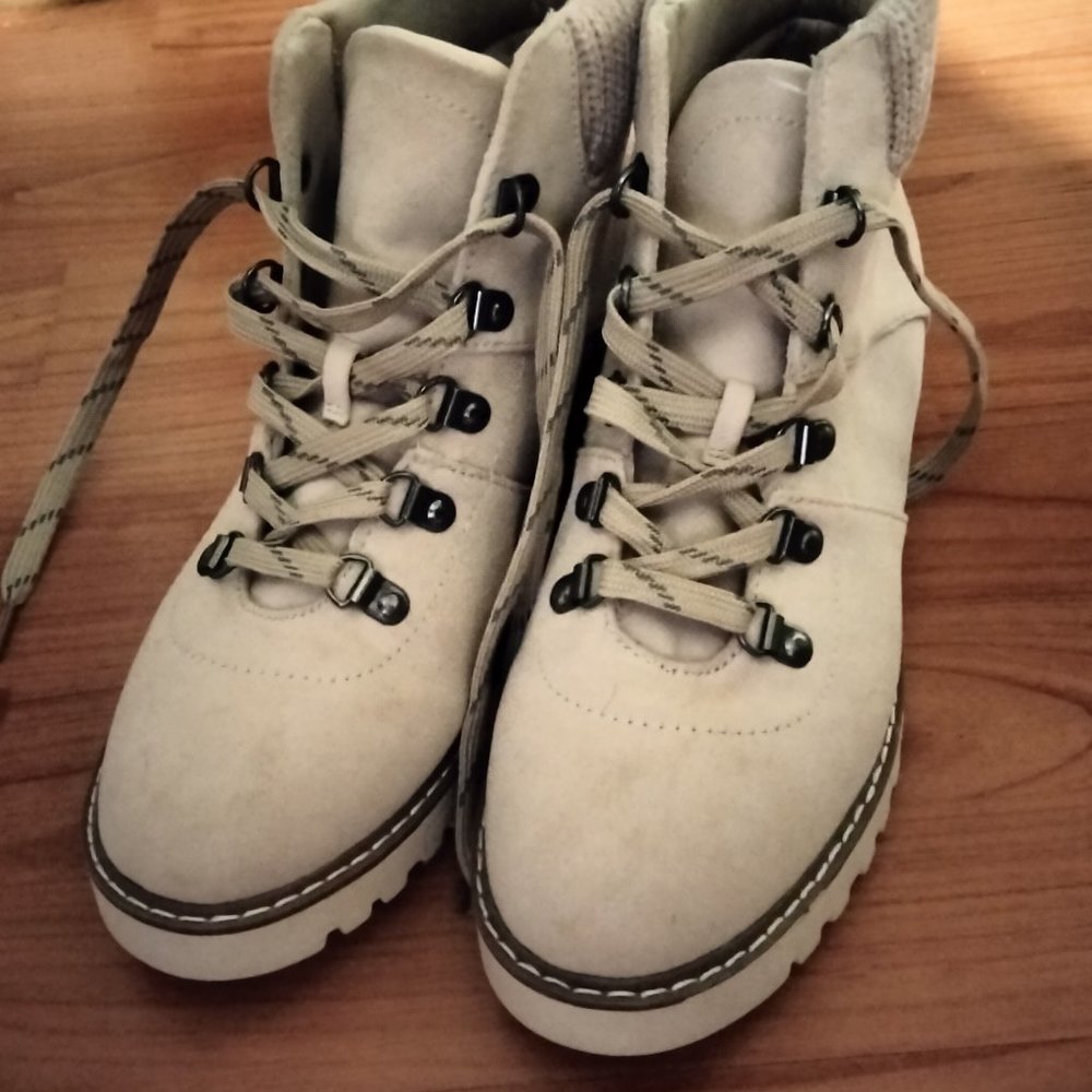 Cliffs cream boots size81/2